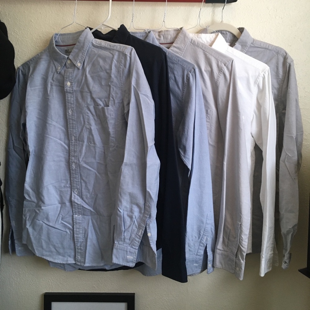Men’s Uniqlo slim fit button downs. Size small